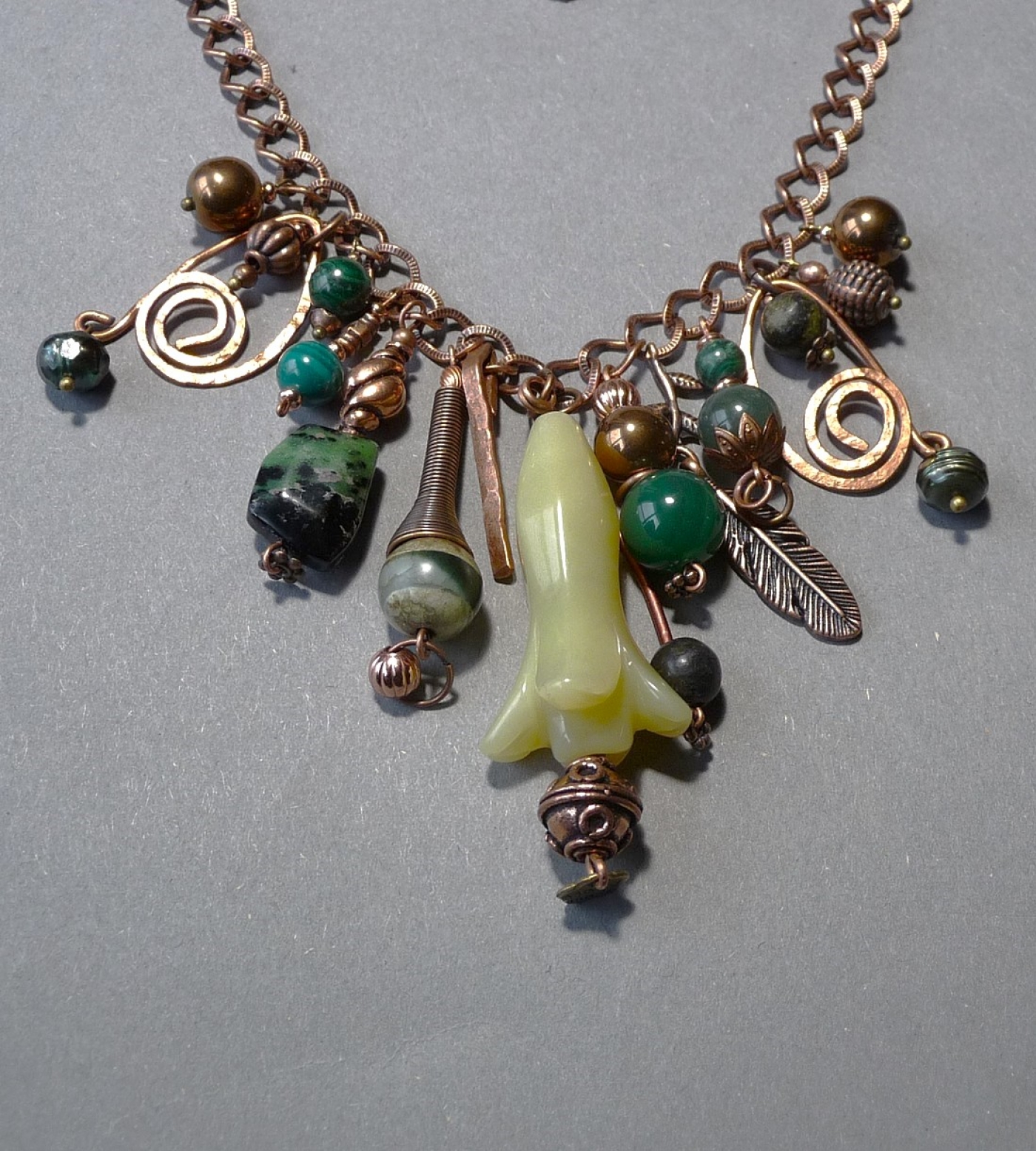 elegancka kompozycja naszyjnika w bardzo modnym stylu Boho z oliwinem i innymi minerałami